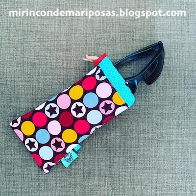 FUNDA GAFAS INICIAL - MIS DETALLES: Moda, Zapatos y Complementos