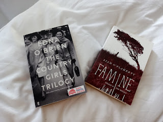 Dos libros sobre una cama blanca: "The Country Girls" de Edna O'Brien y "Famine" de Liam O'Flaherty