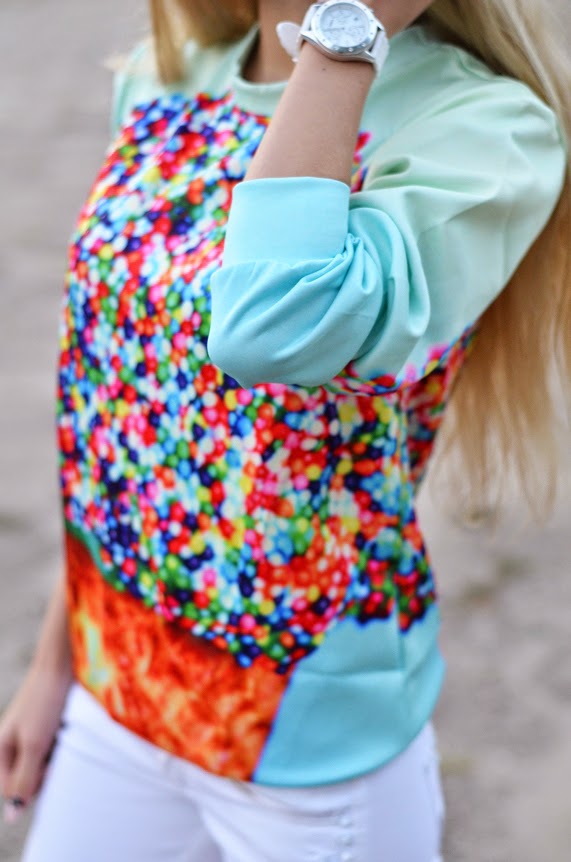 COLORFUL PRINTED SWEATSHIRT, WHITE SKINNY JEANS & ADIDAS ZX 500 2.0