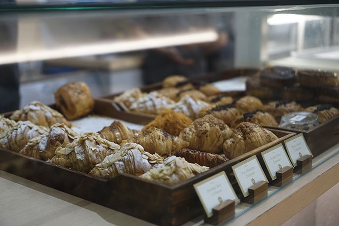 Berbagai jenis pastri andalan di Levure Bakehouse Semarang