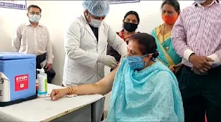कोरोना वैक्सीनेशन: पूर्व मंत्री अर्चना चिटनिस, विधायक सुरेंद्रसिंह ठाकुर, कलेक्टर की माताजी व जनप्रतिनिधियों ने लगवाई कोरोना वैक्सीन