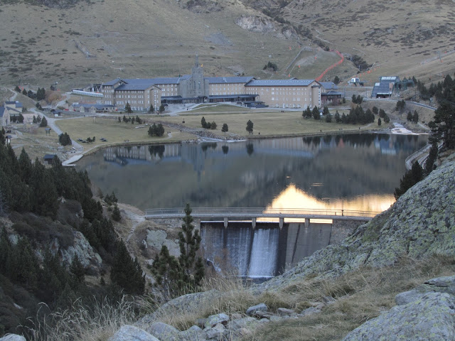 Olla de Núria-Puigmal-Pic de Segre-Pic Finestrelles-Pic d'Eina-Pic Noufonts-Pic Noucreus, Santuari de Núria i estany de Núria des del Mirador de Núria