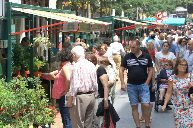 La feria agrícola en el paseo de los Fueros