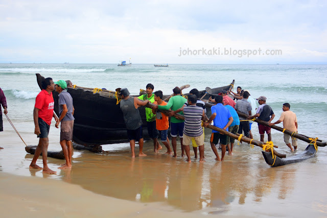 Goa-Beach-India-Watching-Goan-Fishermen