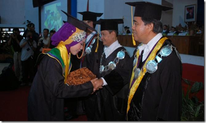 Anak Tukang Beca Menjadi Wisudawan Terbaik08
