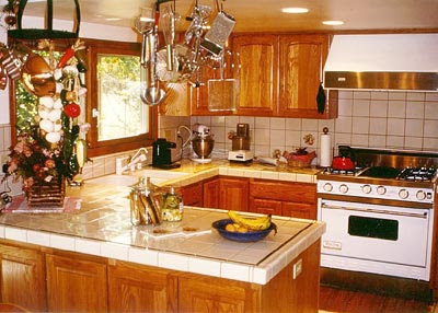 Hardwood Kitchen Countertops on White Ceramic Tile Countertops  Hardwood Floors And Oak Cabinets