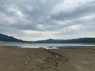 なんとか水を保っている糠平湖