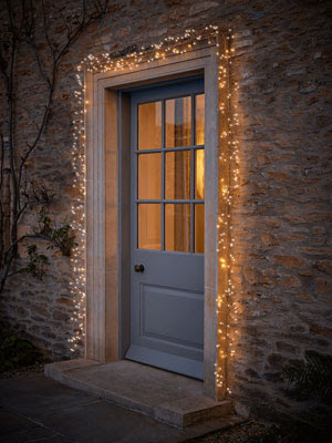 Trang trí Giáng Sinh cửa trước bằng dây đèn led rễ cây