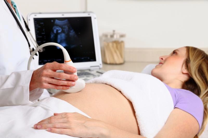 超音波就是人類聽不到的高頻音波，為現代婦產科醫師的「第三隻眼」。許多孕媽咪排斥做陰道超音波，但若情況有需要，在更靠近子宮的陰道位置做檢查，較能更準確、及時地觀測到母體子宮與胎兒狀況。