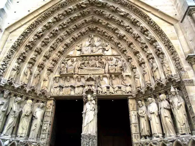 esculturas en el frente de la catedral de Notre-Dame