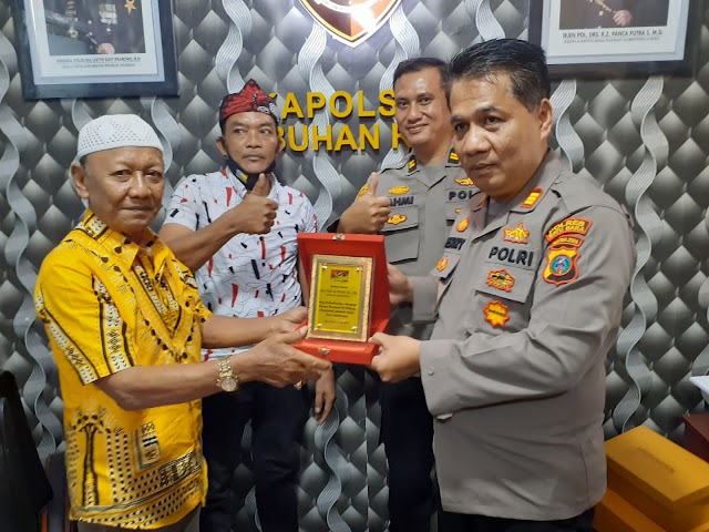 AKP FERY KUSNADI, SH, MH., TERIMA PLAKAT PENGHARGAAN DARI WAPPRES BATU BARA