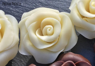 recette de chocolat plastique, comment faire du chocolat plastique, façonner des fleurs en chocolat, façonner des roses en chocolat, décors en chocolat, modeler des fleurs en chocolat, tutoriel roses en chocolat