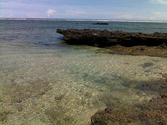 keindahan batu karang pantai ujung genteng