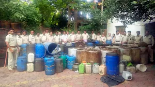 हाथ भट्टी से शराब बनाने वालों पर कार्यवाही कर वाहवाही लूटने का प्रयास