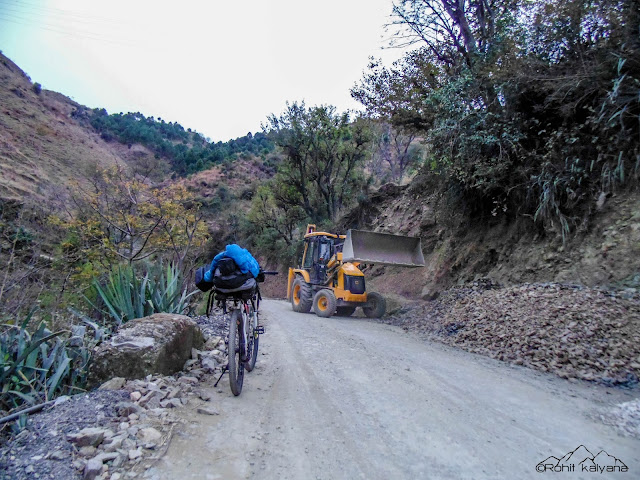 Mandi to Prashar lake winter cycling. Rohit kalyana himalayanwomb.blogspot.com