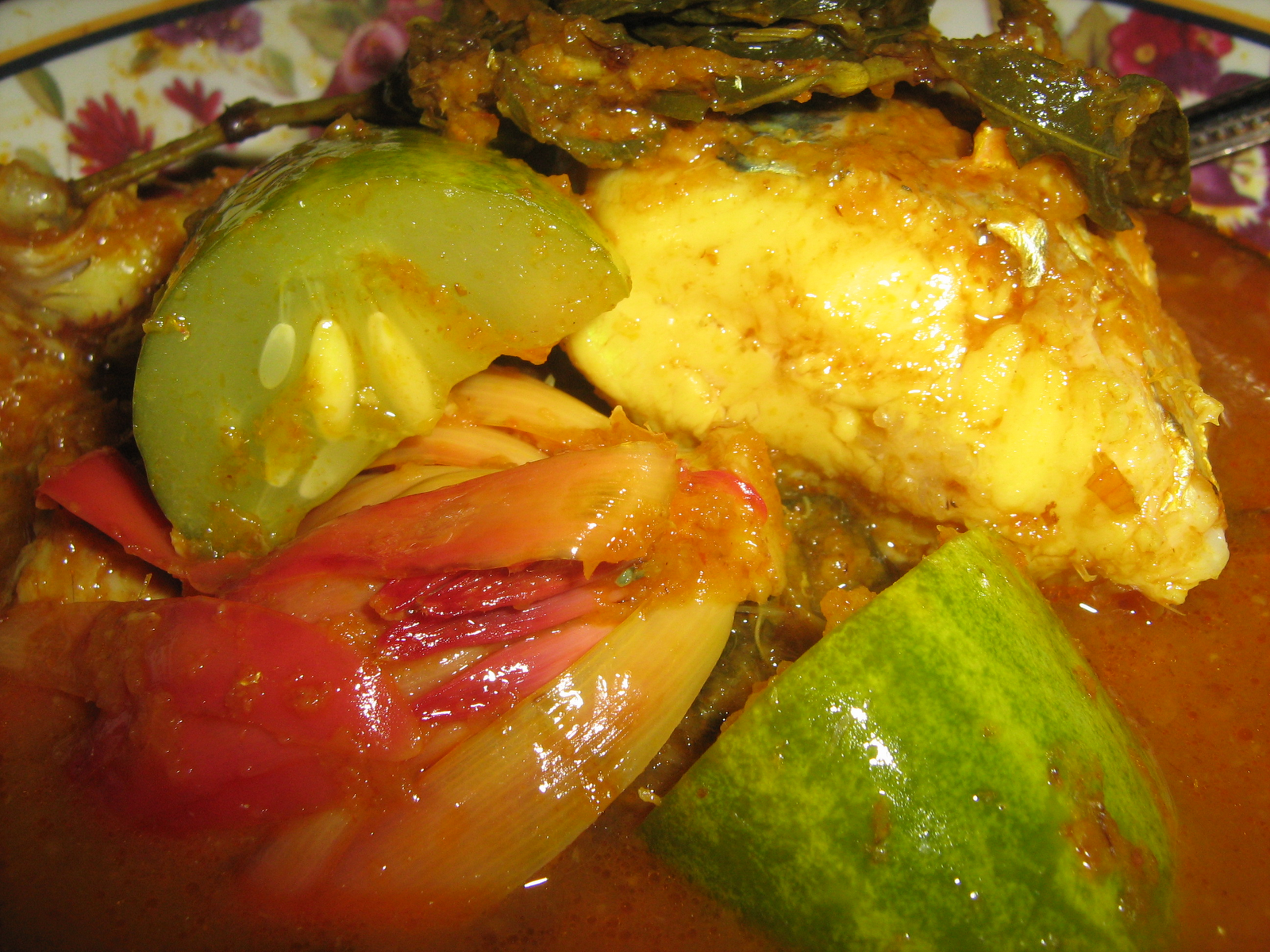 ASAM PEDAS IKAN PARANG, DAGING KUNYIT DAN SAYUR CAMPUR 