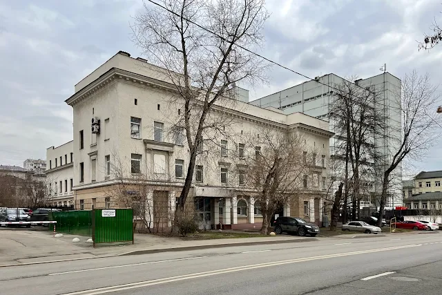 Электрозаводская улица, бывшее административное здание 1936 года постройки, здание АТС МГТС (построено в 1986 году)
