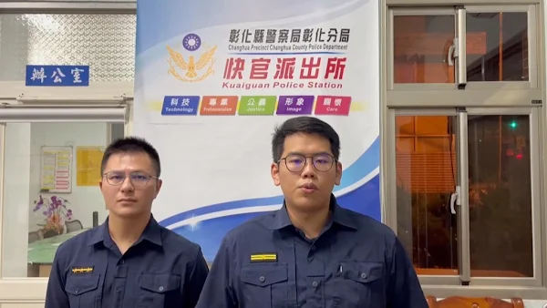 ▲快官派出所所長林棟樑表示，快官所員警王梓安背著老翁迅速救出，消防隊獲報後到場，也趕緊將他送醫無大礙。（記者林明佑翻攝）