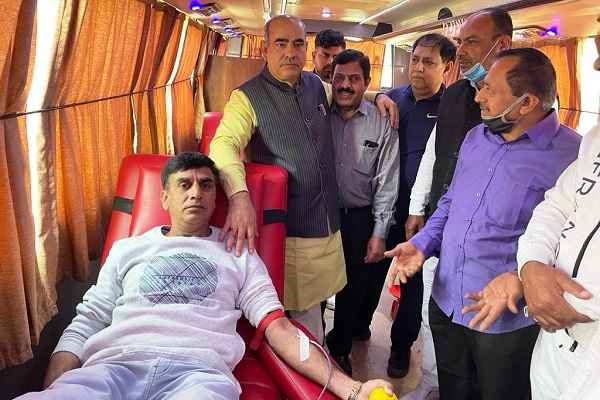 faridabad-minister-moolchand-sharma-inspire-blood-donators