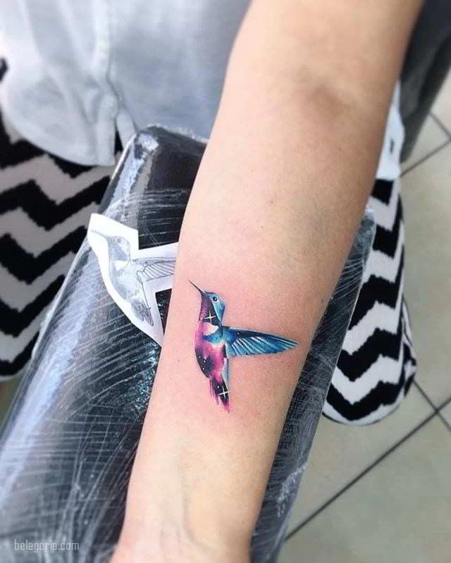 foto de un precioso tatuaje de colibri en el brazo