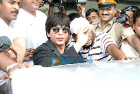 Shahrukh and Katrina on the same flight to London