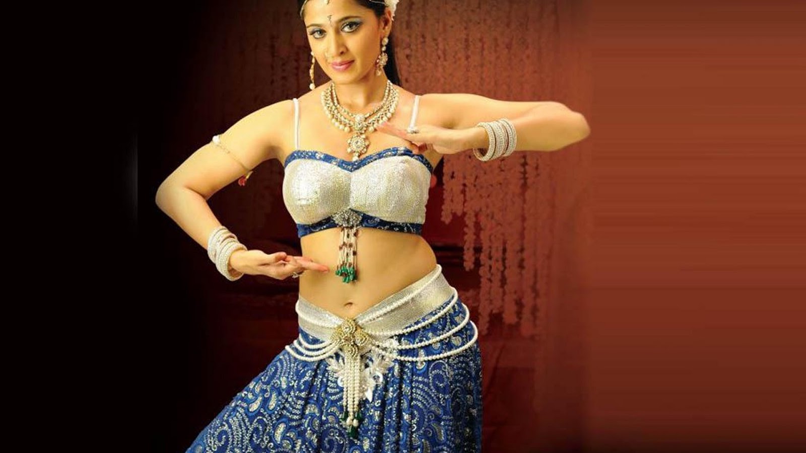 Anushka Shetty Hot in Princess Dance Looks ~ 1000 HD Wallpaper