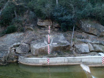 Zona amb indicadors de nivell de la riera de Merlès als peus de la masia La Serreta