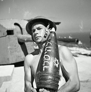Joseph Wald con una bomba con un mensaje: "un regalo para Hitler"
