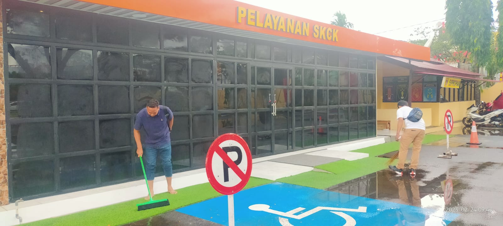Usai di Guyur Hujan Deras Personil Intelkam Polres Pinrang Bersihkan Ruang Pelayanan SKCK