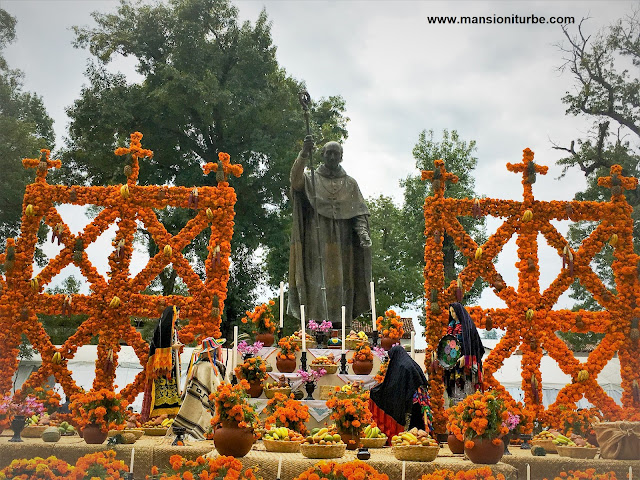 Ofrenda a Don Vasco de Quiroga en la Plaza Vasco de Quiroga en Pátzcuaro