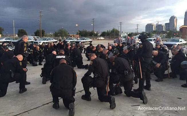 Policías de Charlotte orando