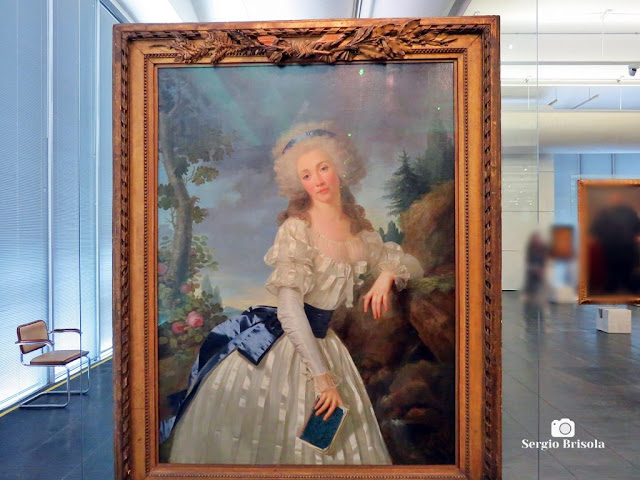 Vista ampla da Obra Retrato de uma dama com livro junto a uma fonte no MASP