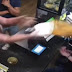 Cliente impaciete atira sopa no rosto de funcionária de restaurante; VEJA VÍDEO
