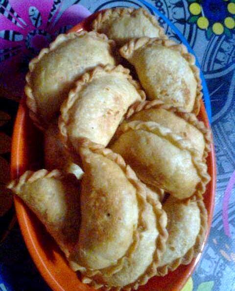 http://buatresep.blogspot.com/2014/12/resep-cara-membuat-pastel-goreng-renyah.html