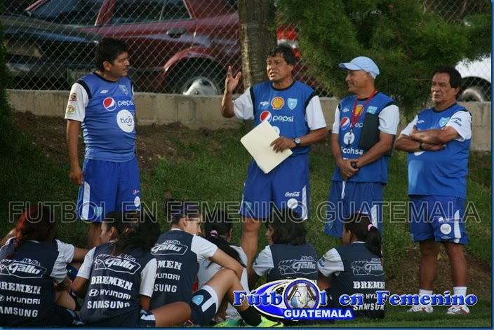 prof. monterroso dirigiendose a las jugadoras