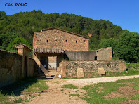 Façana de llevant de Can Ponç amb el portal d'entrada al barri o llisa