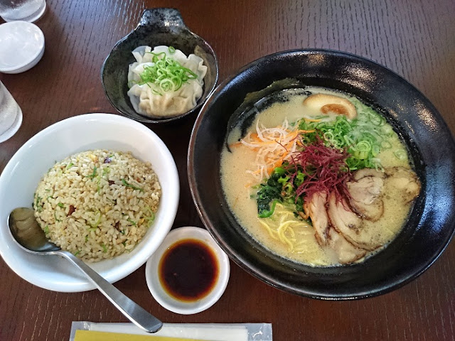 鶏白湯らぁ麺＆チャーハン(ハーフ)と水餃子の写真