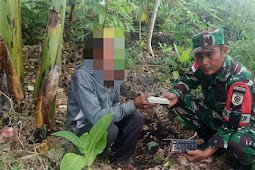 Warga NTT Serahkan Munisi ke Satgas Pamtas Yonarmed 6/3 Kostrad