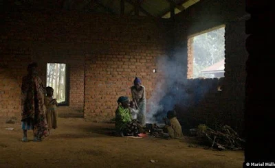 Refugiados Batwa vivendo na concha de um hospital.