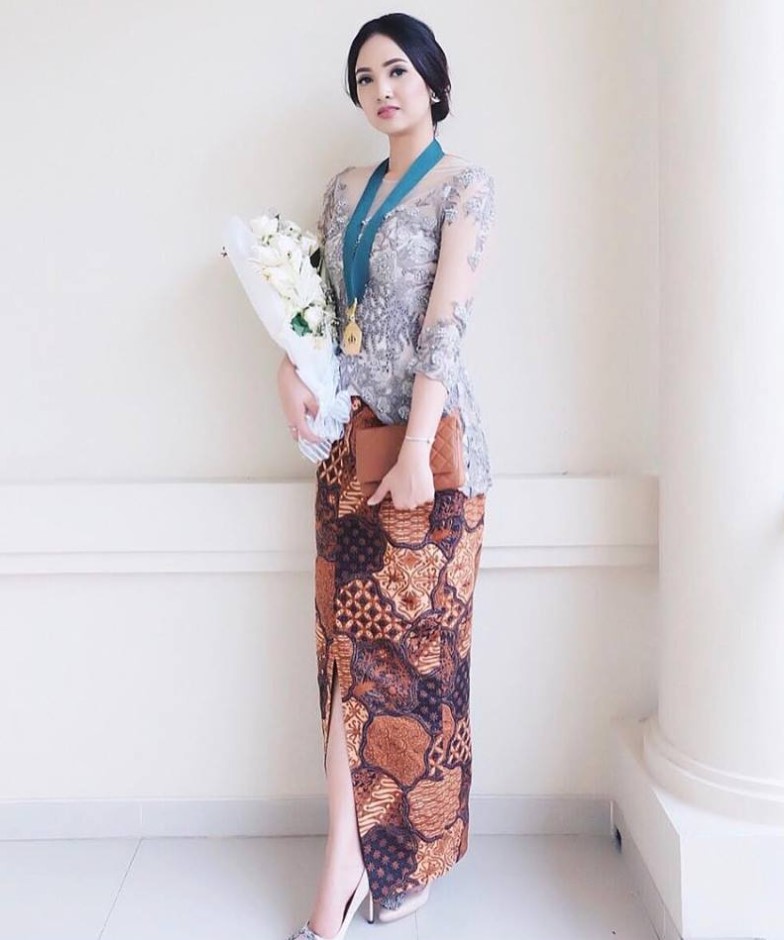   26 Model Kebaya  Wisuda Modern Simple  yang Praktis Tanpa 