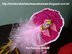 Roupa de Época de Crochê Para Bonecas Barbie Com Sombrinha Aberta e Chapéu Com Penas Por Pecunia MillioM 10