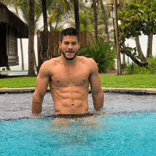 Arthur Aguiar sem camisa na piscina mostrando corpo e barriga definida