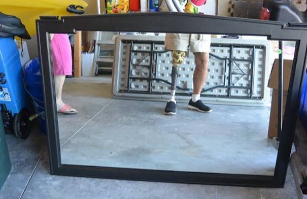 These Pictures Of People Trying To Sell Their Mirrors Is The Funniest Thing We Saw Today