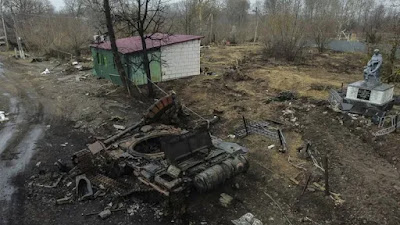 Um rastro de destruição, incluindo um tanque russo, atesta a ferocidade da luta pela vila de Lukianivka. (Foto: AFP)