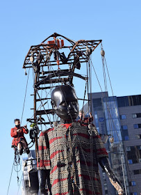 Lilliputians and frame to operate the boy giant - Royal de luxe