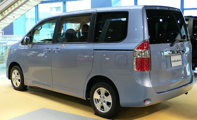 toyota-noah-R1