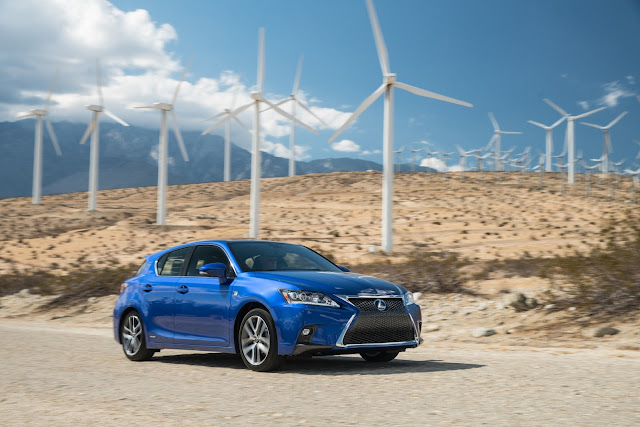 Front 3/4 view of 2016 Lexus CT 200h