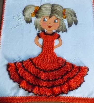 Pintura de boneca em pano de prato com vestido de crochê.