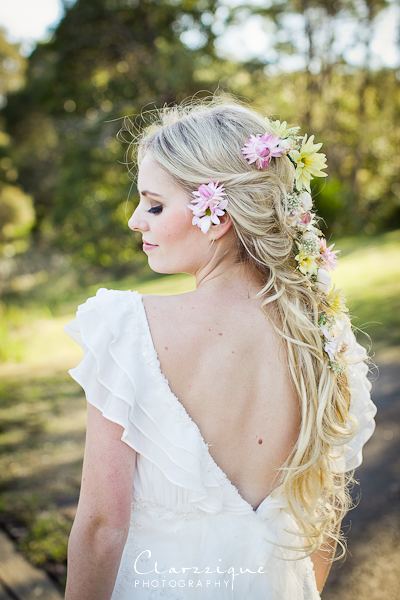 Beautiful And Romantic Wedding Flowers On Your Hair