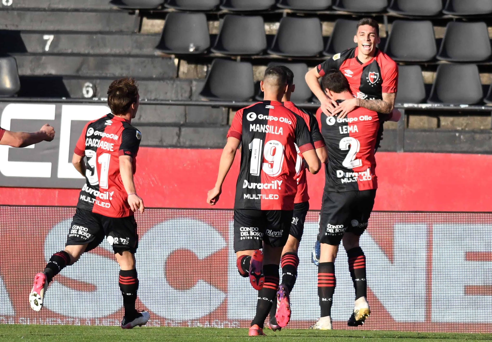 Newells lo dio vuelta y venció 3-2 a Talleres en Rosario